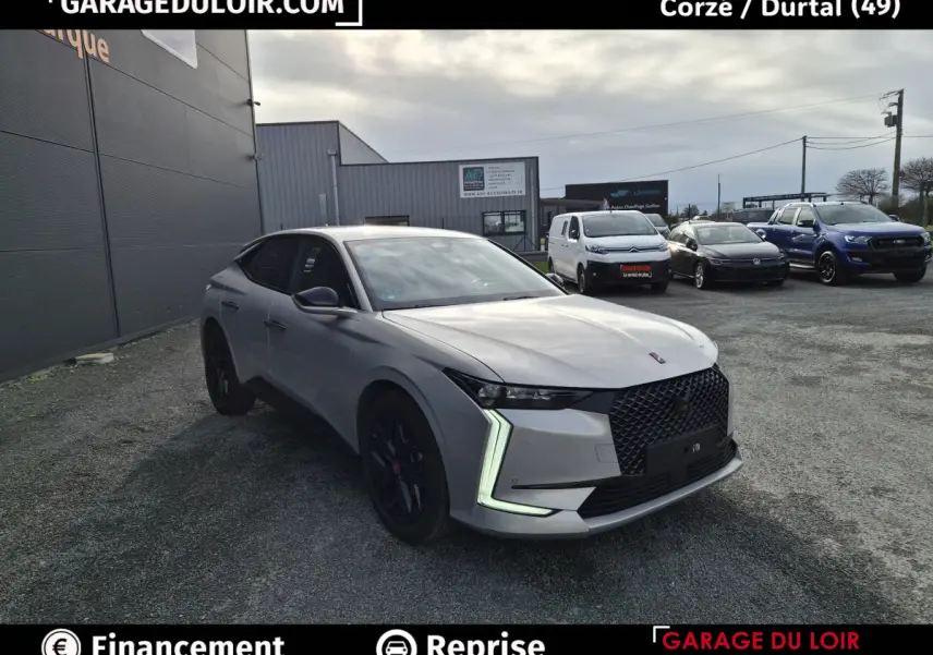 DS4 beige vue 3/4 avant droit avec calandre noire et feux LED en forme de L allumés.