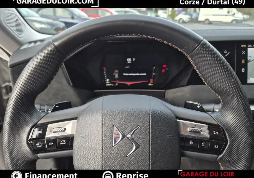 Vue rapprochée du volant cuir DS noir avec commandes tactiles et combiné d'instruments numérique du DS4 beige 2024.