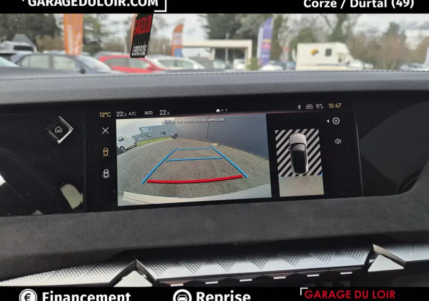 Vue intérieure du tableau de bord du DS4 2024 beige, affichant la caméra de recul et l'écran tactile central.