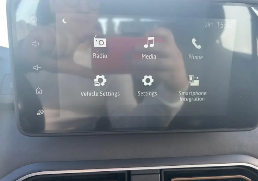 Écran tactile 8 pouces du système Media NAV dans l'habitacle de la Dacia Sandero III Stepway noir nacré.