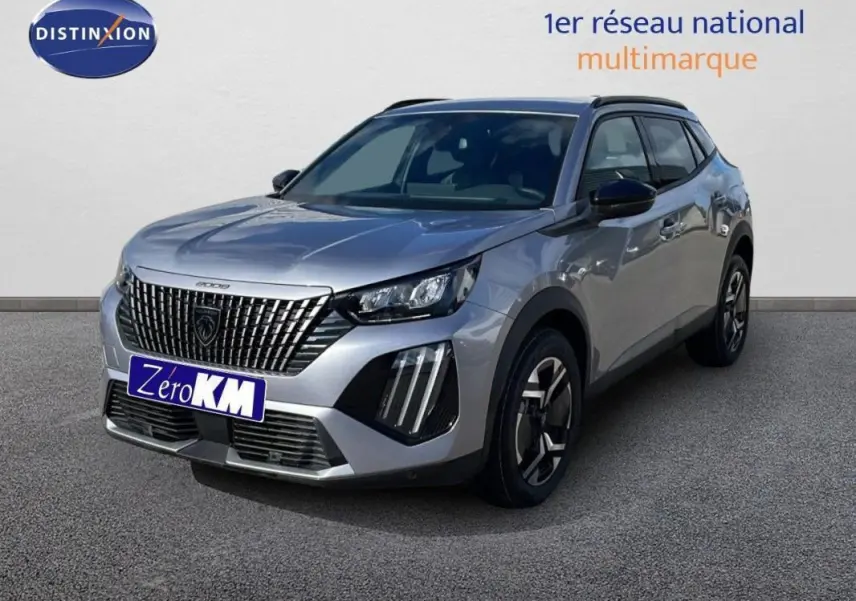 Peugeot 2008 gris en 3/4 avant droit, avec calandre verticale et barres de toit visibles.