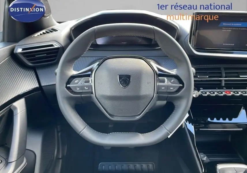 Vue frontale du volant cuir et tableau de bord noir du Peugeot 2008 gris, version 1.2 PureTech 2025 avec écran tactile.