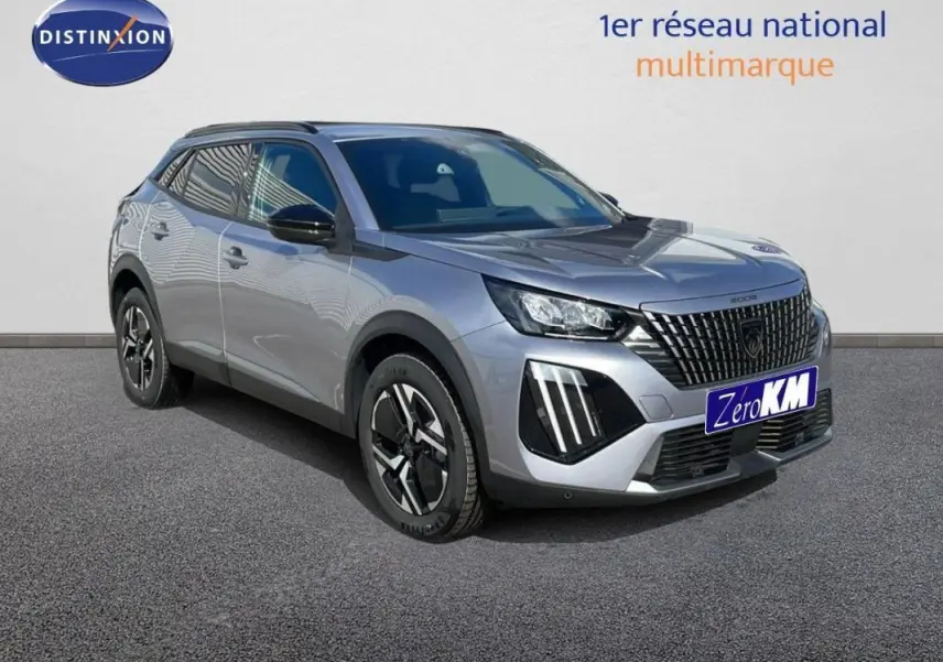 Peugeot 2008 gris en 3/4 avant droit, avec barres de toit et jantes aluminium distinctives.