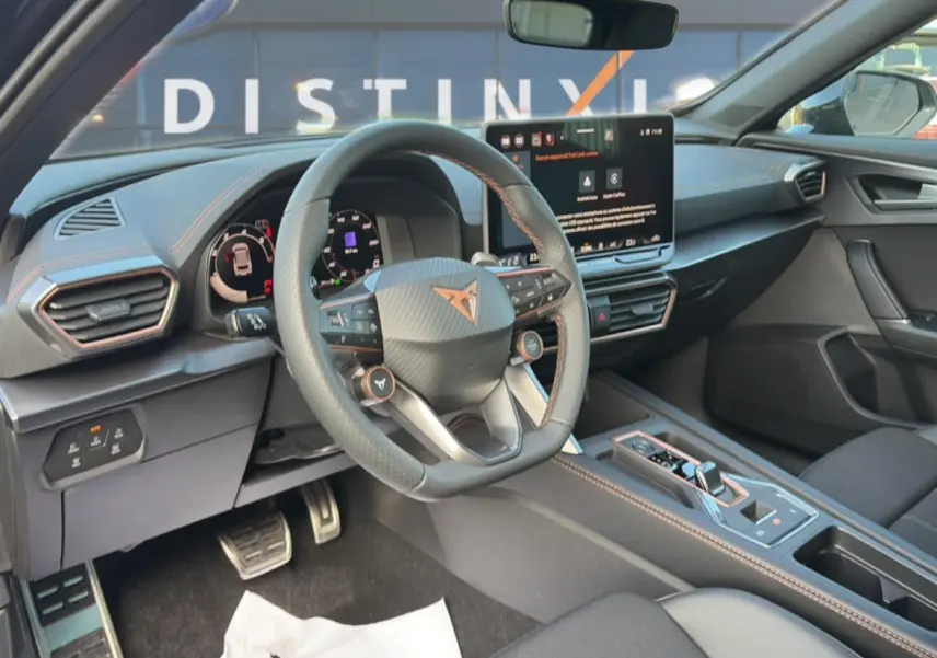 Vue intérieure côté conducteur du CUPRA Formentor noir 2026, volant sport cuir avec commandes multifonctions et écran tactile central.