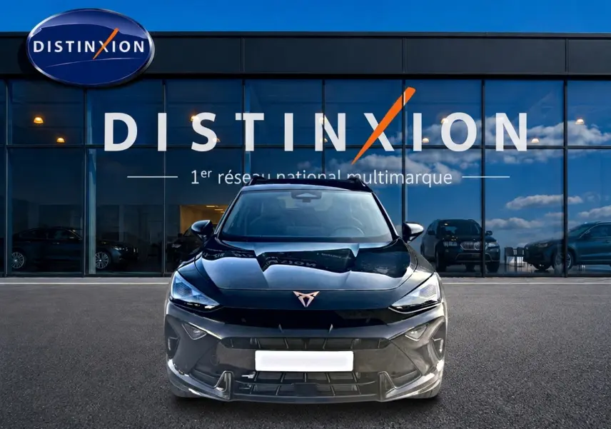 Vue frontale d'un CUPRA Formentor noir 2026 avec logo distinctif, stationné devant une vitrine Distinxion.