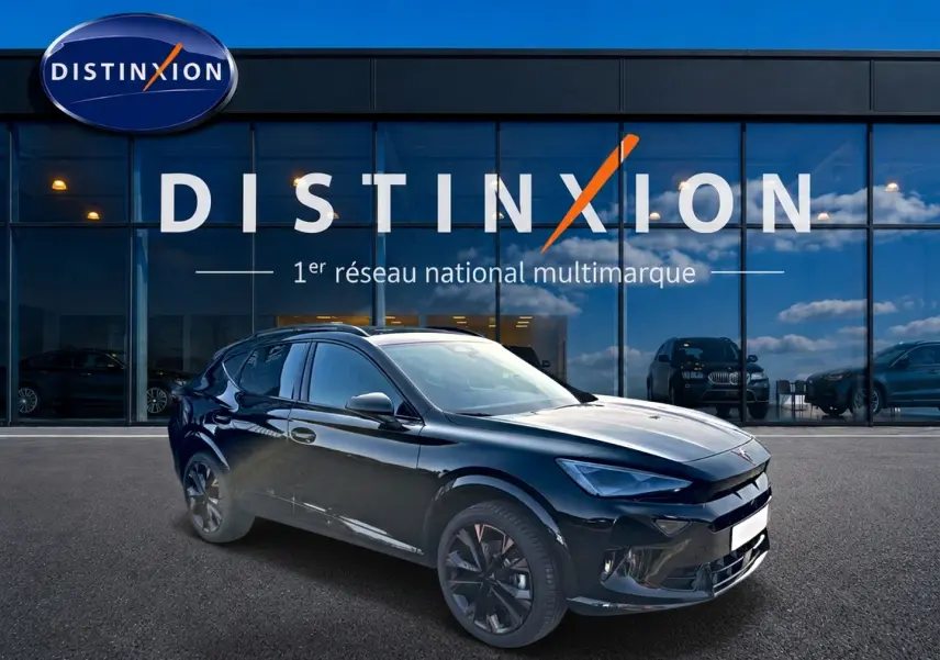 Vue 3/4 avant d'un SUV CUPRA Formentor noir brillant avec jantes foncées, stationné devant une vitrine Distinxion.