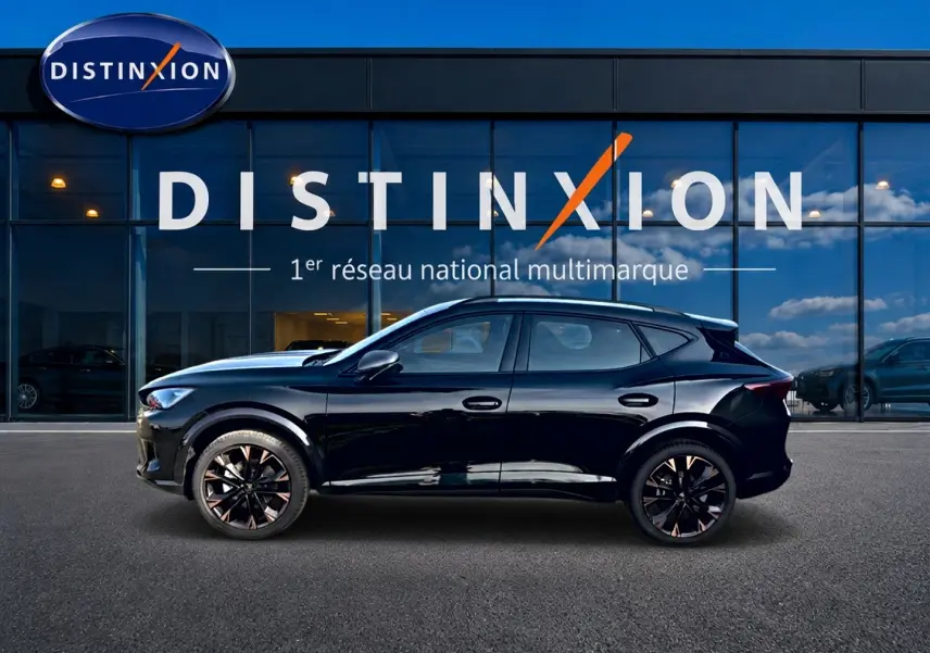 Profil droit d'un CUPRA Formentor noir 2026 avec jantes noires et détails cuivrés, devant une vitrine Distinxion.