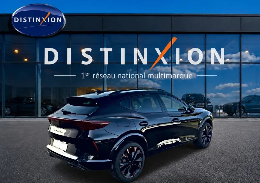 Vue 3/4 arrière droite d'un CUPRA Formentor noir 2026 avec jantes noires et feux arrière LED distinctifs.