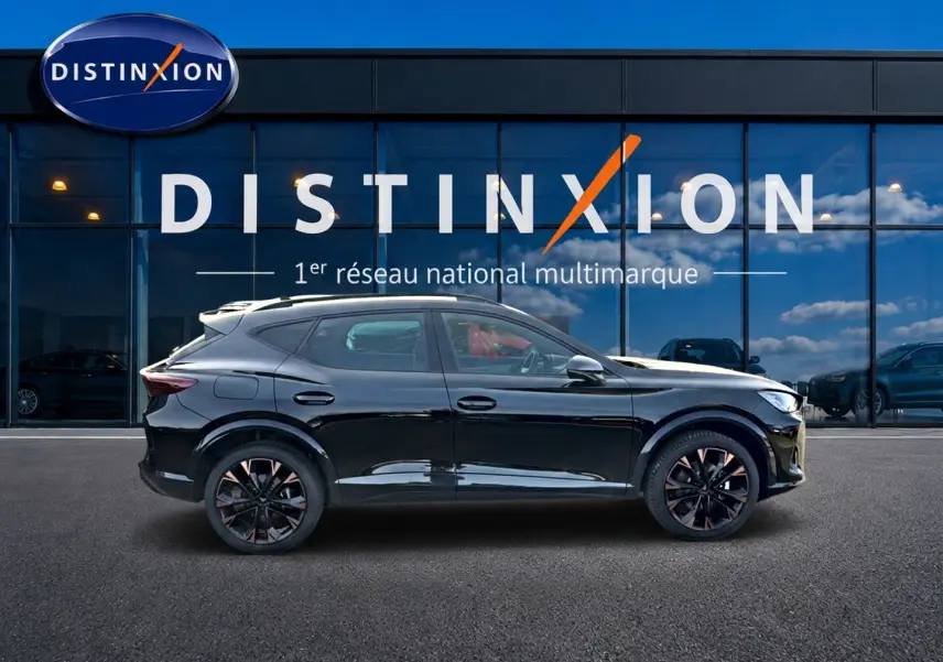Profil côté gauche d'un CUPRA Formentor noir 2026 avec jantes noires, garé devant une vitrine Distinxion.
