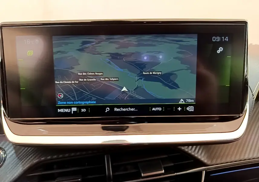 Écran tactile 10 pouces du système de navigation de la Peugeot 208 GT Line, vue rapprochée du tableau de bord.