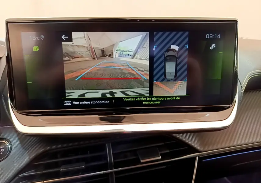 Écran tactile intérieur de la Peugeot 208 GT Line 2020 affichant la caméra de recul et l'aide au stationnement.