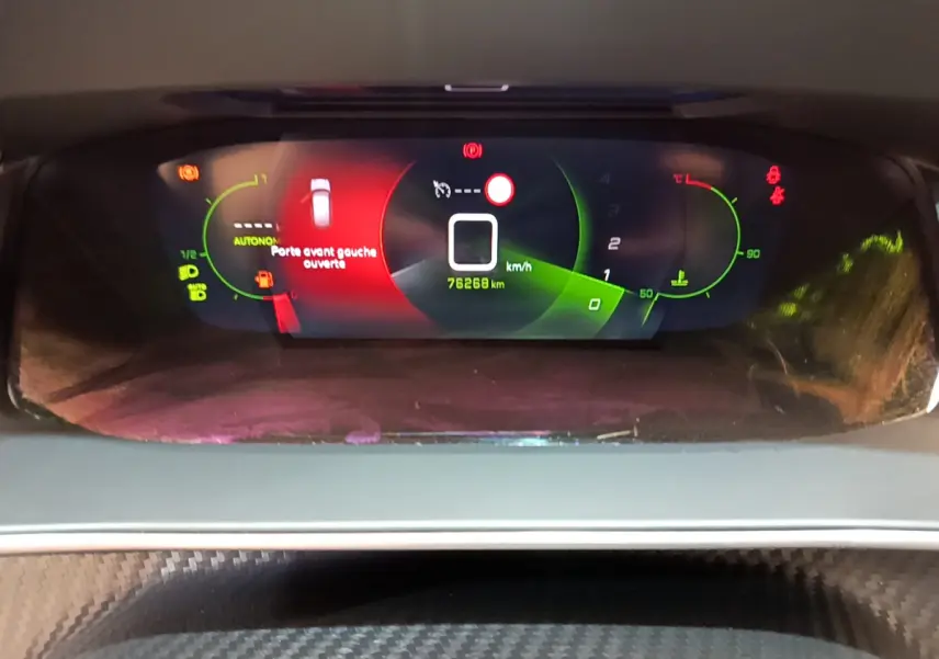 Tableau de bord numérique de Peugeot 208 GT Line affichant porte avant gauche ouverte et compteur à zéro km/h