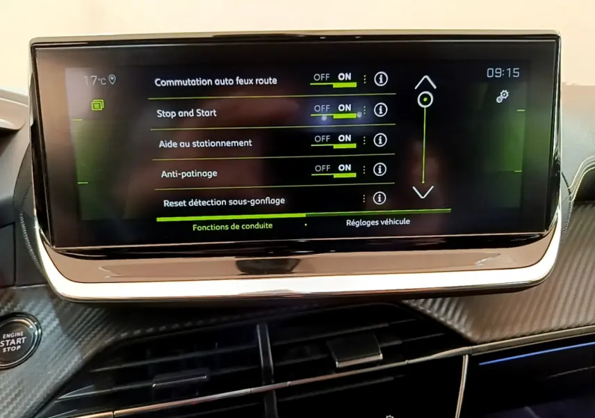 Écran tactile central de la Peugeot 208 GT Line 2020 affichant les réglages d'aide à la conduite, vue intérieure rapprochée.
