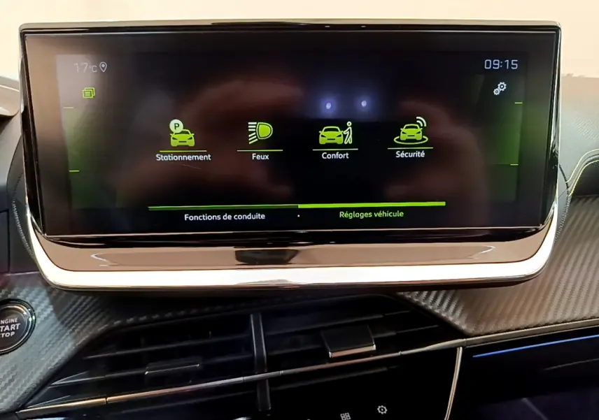 Écran tactile central de 10 pouces du tableau de bord d'une Peugeot 208 GT Line rouge, affichant les réglages véhicule.