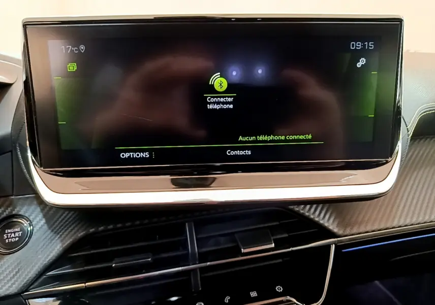 Écran tactile central allumé avec interface Bluetooth, tableau de bord carbone et bouton démarrage Peugeot 208 GT Line 2020.