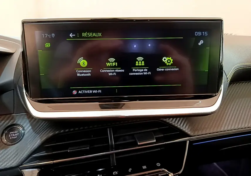 Écran tactile central affichant les options réseau dans l'habitacle du Peugeot 208 GT Line 2020.
