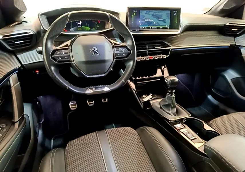 Intérieur Peugeot 208 GT Line 2020, vue du poste de conduite avec volant cuir, écran tactile 10 pouces et boîte manuelle.