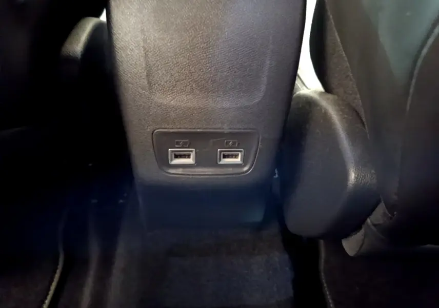 Prise double USB arrière intégrée au dossier central, vue rapprochée de l'intérieur noir du Peugeot 208 GT Line 2020.