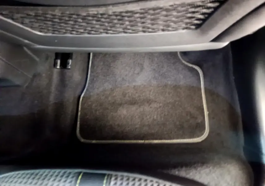 Vue rapprochée du tapis de sol noir côté passager avant du Peugeot 208 Rouge GT Line 2020.