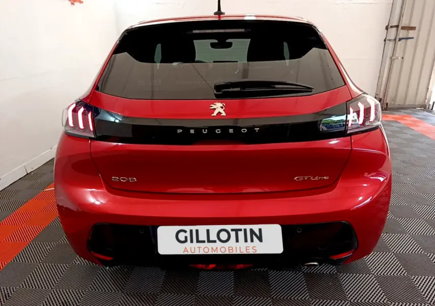 Vue arrière d'une Peugeot 208 GT Line rouge avec feux LED caractéristiques et logo lion centré sur le hayon.