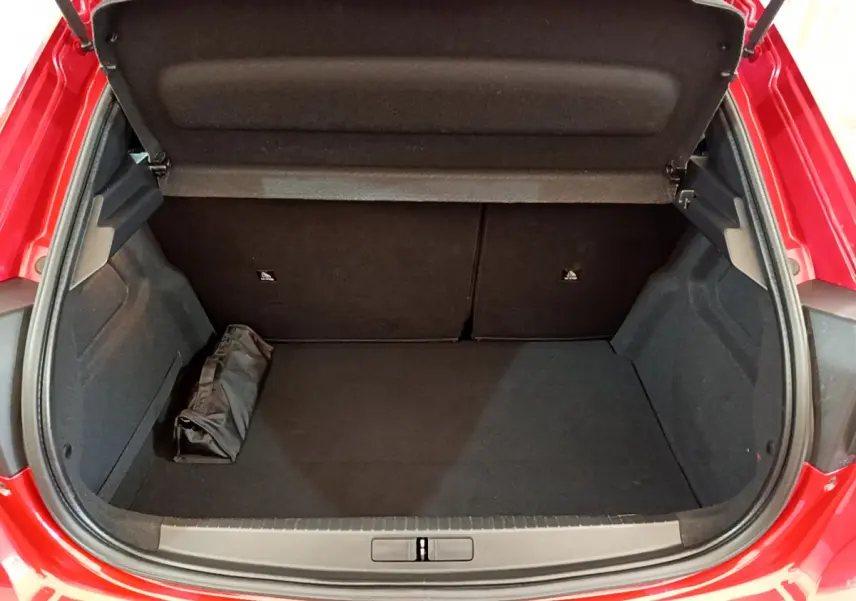 Coffre ouvert de la Peugeot 208 GT Line rouge 2020, vue arrière montrant l'espace de chargement et la tablette arrière.