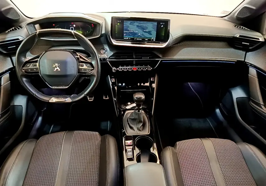 Intérieur moderne de la Peugeot 208 GT Line 2020, vue avant centrée sur tableau de bord et écran tactile.