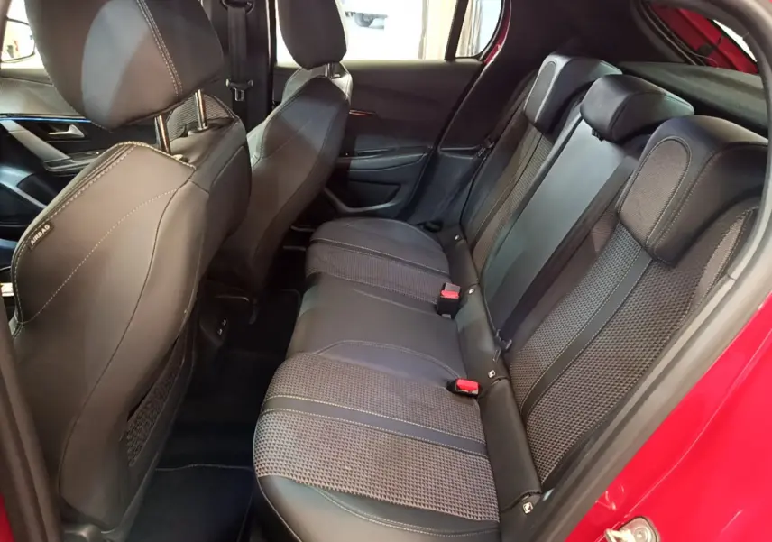 Vue côté droit arrière des sièges arrière en tissu et cuir noir de la Peugeot 208 GT Line rouge de 2020.
