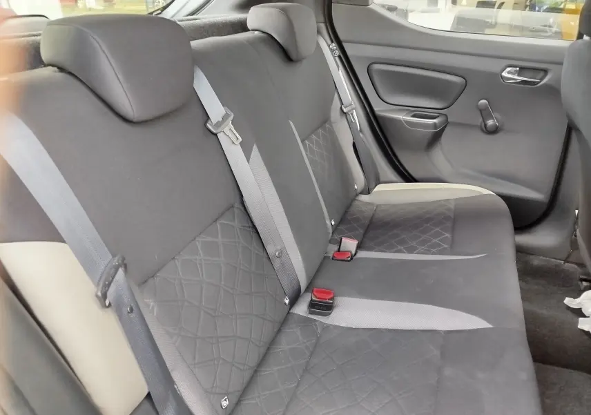 Vue du siège arrière côté droit de la Nissan Micra 2019, tissu gris avec motifs losanges et ceintures visibles.