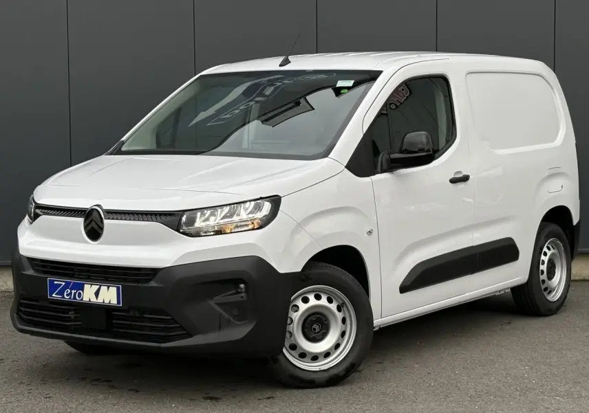 Citroën Berlingo Van blanc Icy en 3/4 avant droit avec pare-chocs noir et jantes tôles grises.