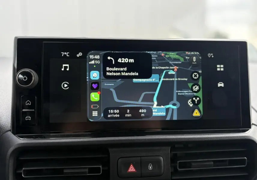 Écran tactile 10 pouces du Citroën Berlingo 2025 affichant la navigation avec Android Auto en intérieur noir.