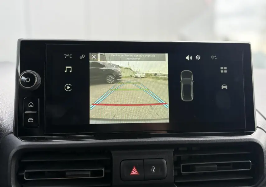 Écran tactile du Citroën Berlingo 2025 affichant la caméra de recul avec vue arrière sur un parking extérieur.
