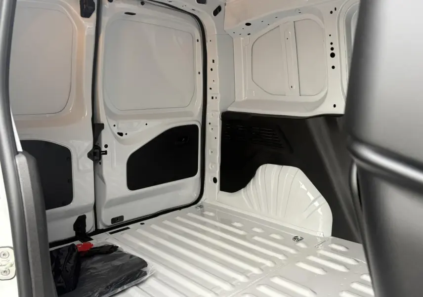 Intérieur du coffre blanc Icy du Citroën Berlingo Van 2025, vue côté droit avec cloison et espace de chargement tôlé.