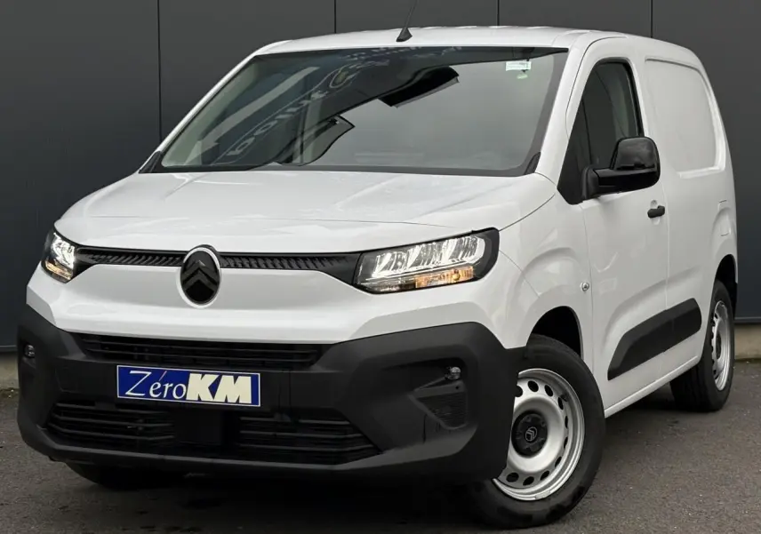 Vue 3/4 avant droite du Citroën Berlingo Van blanc Icy avec pare-chocs noir et jantes tôles grises.