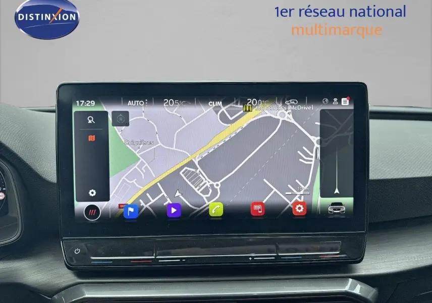 Écran tactile central avec navigation GPS dans l'habitacle d'une CUPRA LEON ST gris Magnetic Metal, vue de face.