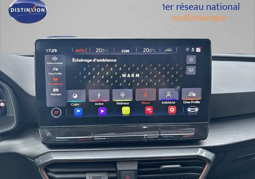 Écran tactile central affichant les réglages d’éclairage d’ambiance dans l’habitacle d’une CUPRA LEON ST 2024.