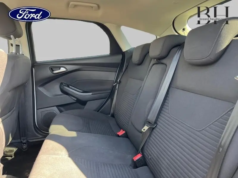 Vue intérieure côté gauche des sièges arrière en tissu noir de la Ford Focus 2017, version Titanium.