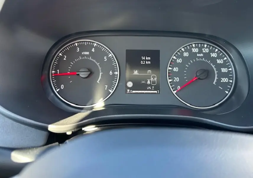 Tableau de bord de Dacia Sandero III Stepway, vue frontale sur compteurs analogiques et écran numérique central.