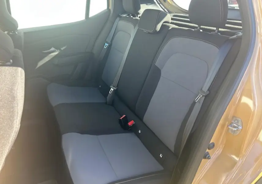 Vue intérieure côté droit sur la banquette arrière bi-ton gris et noir du Dacia Sandero III Stepway Beige Safari 2025.