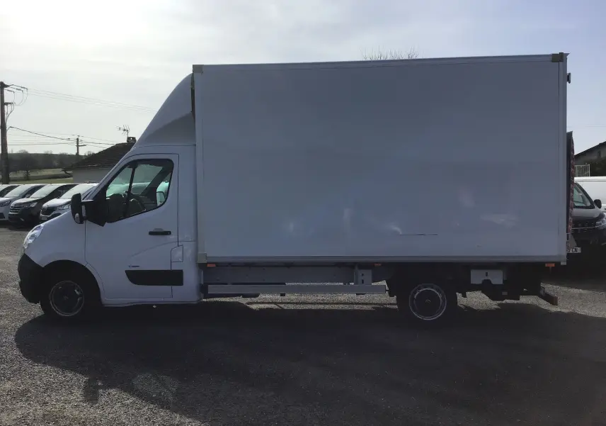 Vue latérale gauche d'un Opel Movano Chassis Cabine blanc 2020 avec caisse fermée et hayon arrière visible.