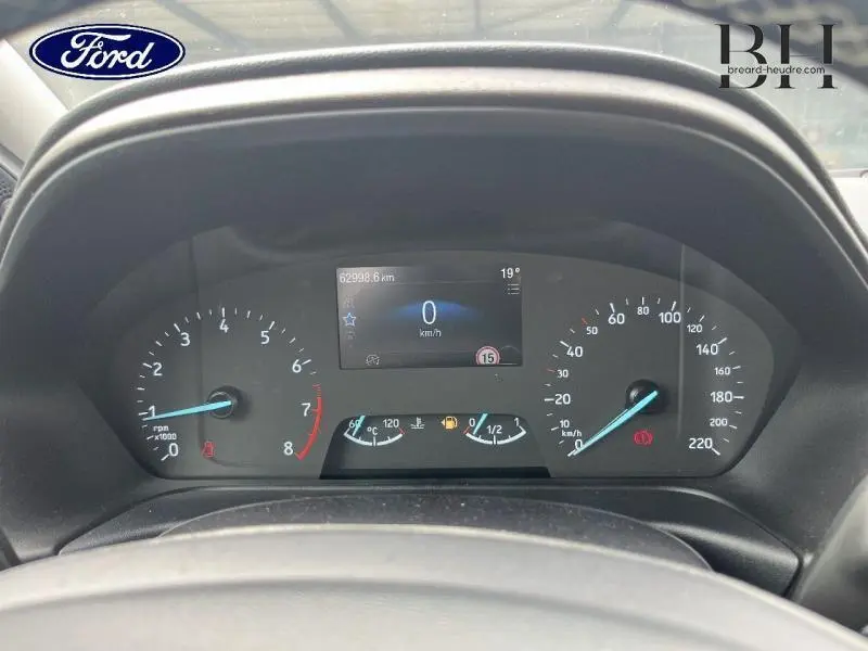 Tableau de bord numérique et compteurs du Ford Puma 2022 gris Solar, affichant 0 km/h et 62998 km au compteur.