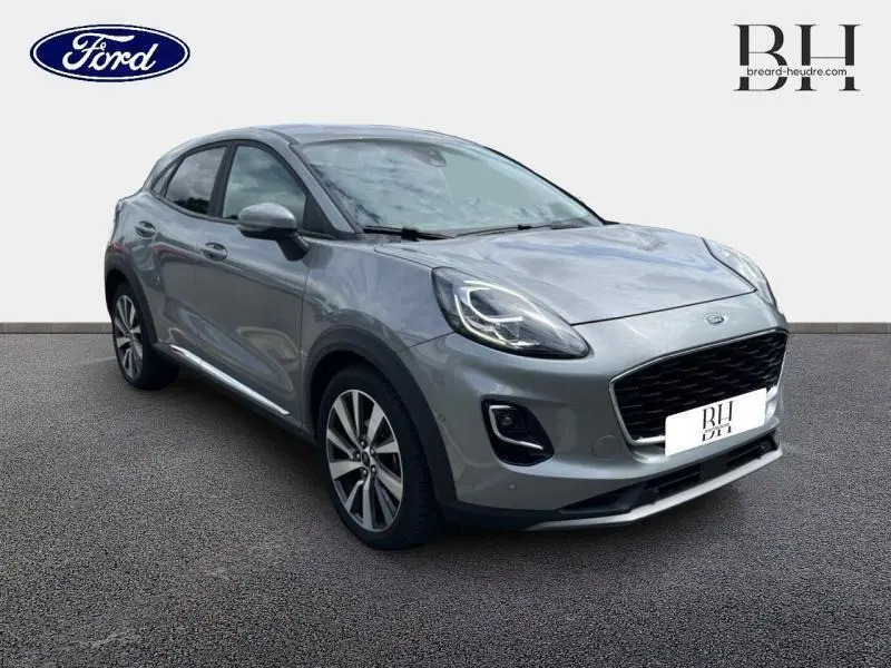Ford Puma gris Solar métallisé vu en 3/4 avant droit, avec calandre noire et jantes alliage distinctives.