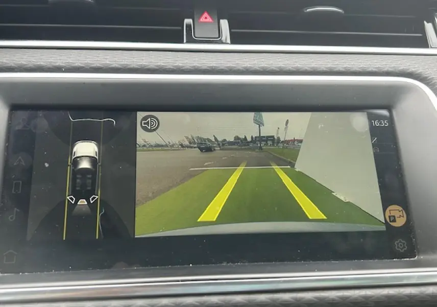 Affichage de la caméra de recul et des aides au stationnement du Range Rover Evoque gris foncé, vue intérieure du tableau de bord.