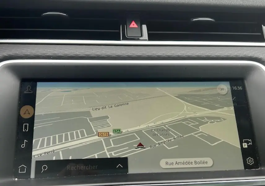 Gros plan sur l'écran tactile du tableau de bord du Range Rover Evoque 2022 affichant la navigation GPS.