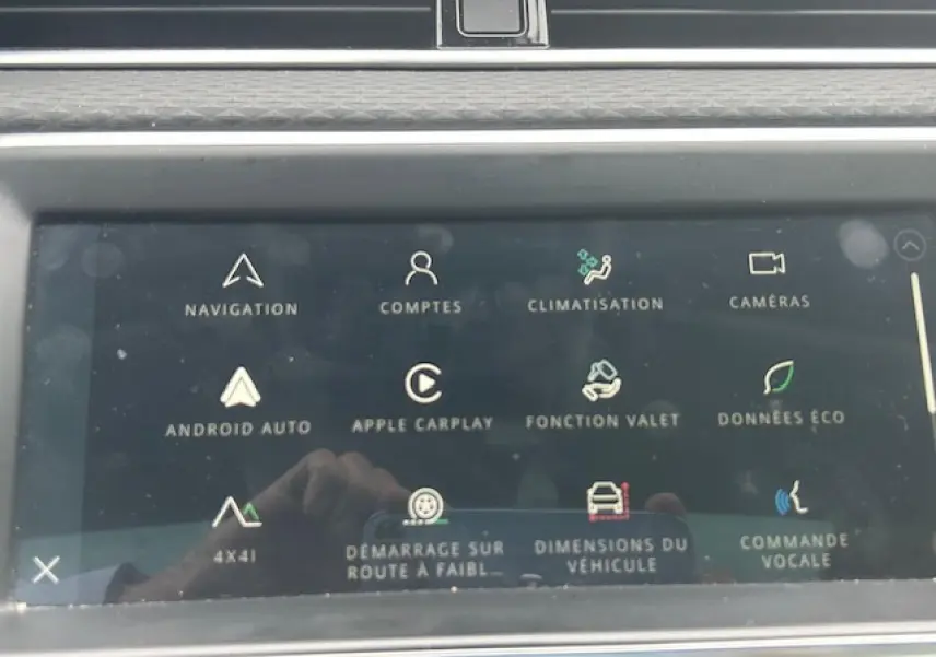 Écran tactile central du Range Rover Evoque 2022 montrant les options de navigation, climatisation et connectivité.