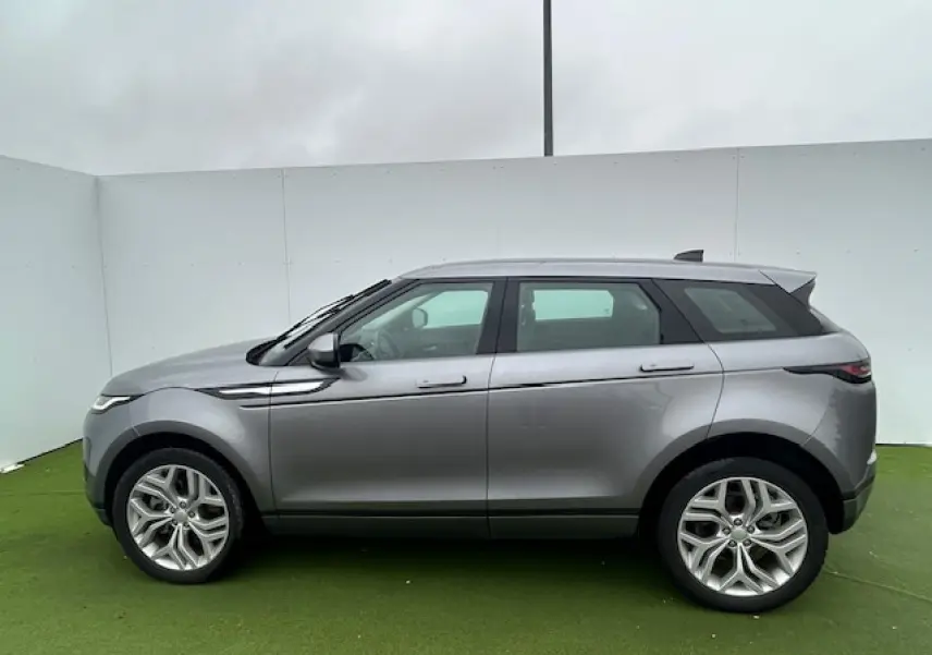 Range Rover Evoque gris foncé métallisé vu de profil côté gauche, avec jantes 20 pouces et toit noir contrasté.