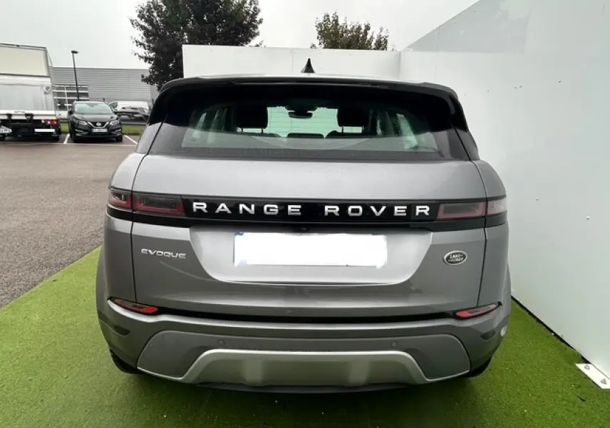 Vue arrière du Range Rover Evoque gris foncé métal avec hayon électrique et feux arrière à LED étirés.