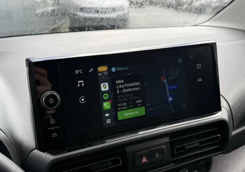 Écran tactile central du tableau de bord du Citroën Berlingo 2025 affichant une navigation GPS et applications connectées.