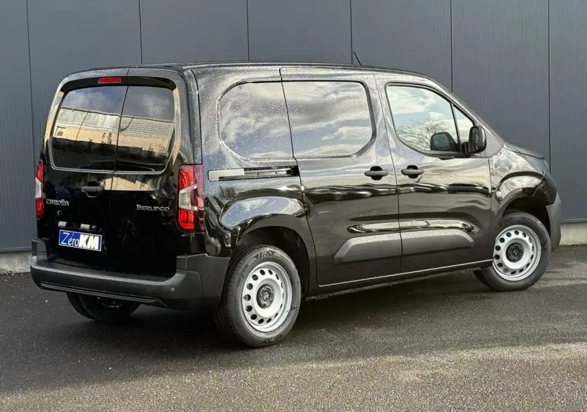 Vue 3/4 arrière droite d'un Citroën Berlingo Van noir Perla avec portes arrière battantes et jantes tôles grises.