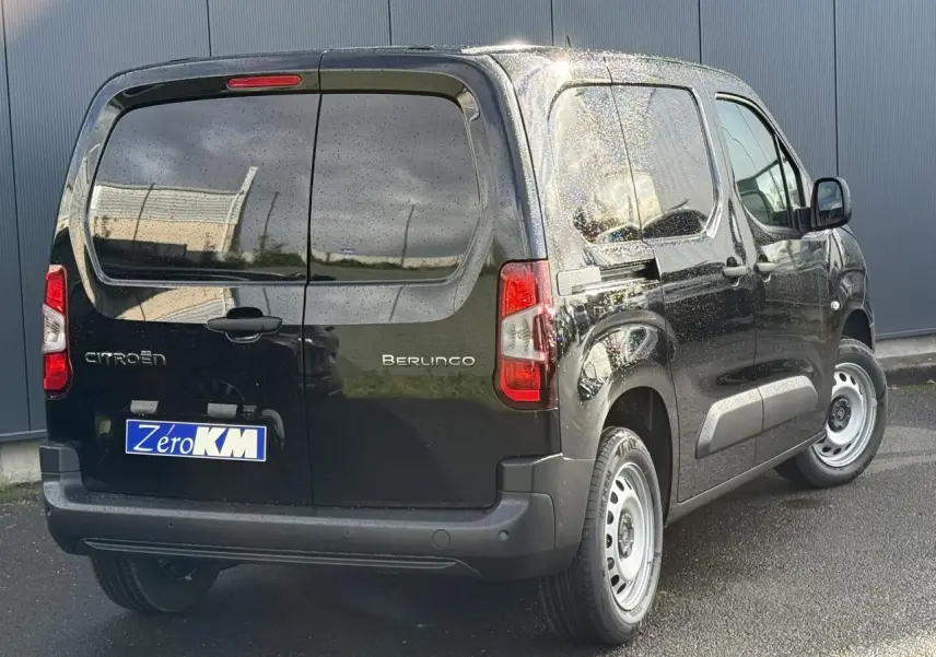 Vue 3/4 arrière droite du Citroën Berlingo noir Perla avec portes arrière battantes tôlées et jantes tôle grises.