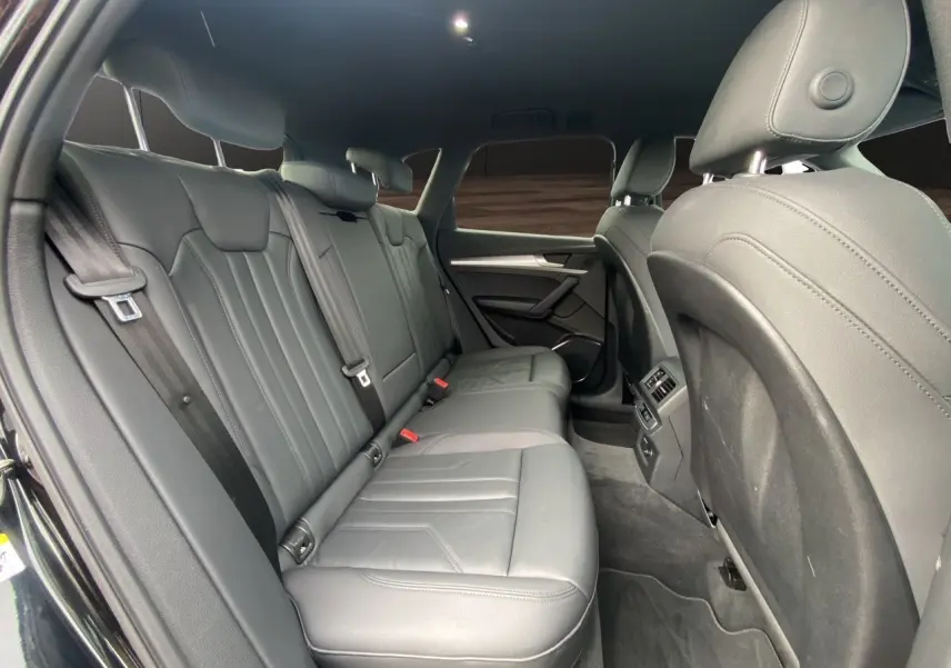 Vue intérieure côté droit montrant la banquette arrière en cuir noir de l'Audi Q5 Business Edition S-Line 2022.